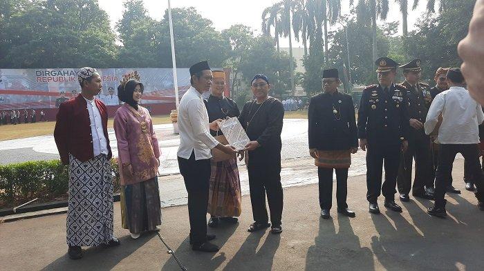Walikota Depok memberikan dokumen remisi umum 17 Agustus 2023 kepada narapidana Rutan Depok usai upacara peringatan HUT ke-78 RI di Balaikota Depok, Kamis (17/8/2023).