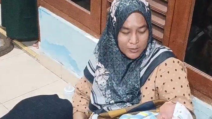 BAYI DIBUANG - Warga Cakung, Jaktim digegerkan dengan penemuan bayi laki-laki, Senin (14/7/2025) malam. Pemilik rumah langsung lapor RT untuk segera menangani bayi tersebut. (WARTA KOTA/MIFTAHUL MUNIR)