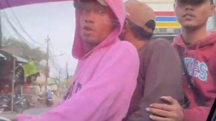 Viral di media sosial sebuah video yang memperlihatkan aksi tiga pria berboncengan sepeda motor memepet mobil dan meneror pengendara mobil.