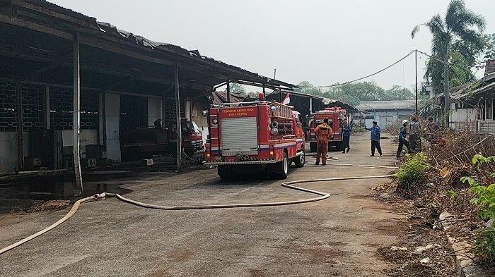 Petugas pemadam kebakaran berjibaku memadamkan api yang melalap bangunan pabrik kabel di Cimanggis, Kota Depok, Jumat (10/11/2023).