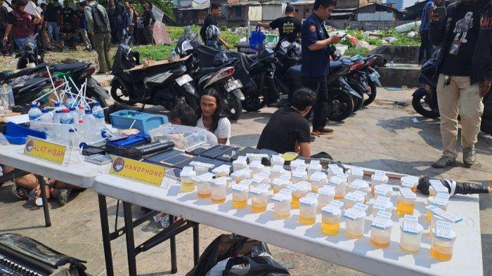 Sejumlah barang bukti berhasil diamankan dalam operasi kali ini adalah 5 buah paket kecil narkoba jenus sabu, senjata api rakitan, dua buah senjata tajam, 10 pipet bekas pakai, hingga tiga buah timbangan digital.