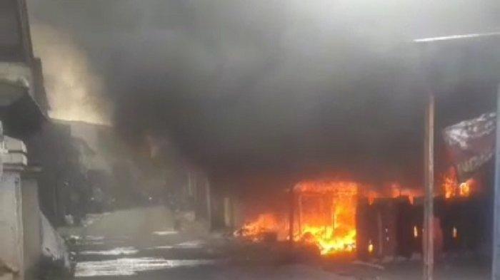Deretan ruko di Kampung Bulak Timur, RT 02/RW 09 Patung Gajah, Kelurahan Cipayung, Kecamatan Cipayung, Kota Depok hangus terbakar, Rabu (4/10/2023).