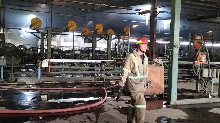 Petugas pemadam kebakaran memadamkan api yang melalap bangunan pabrik kabel di Cimanggis, Kota Depok, Jumat (10/11/2023).