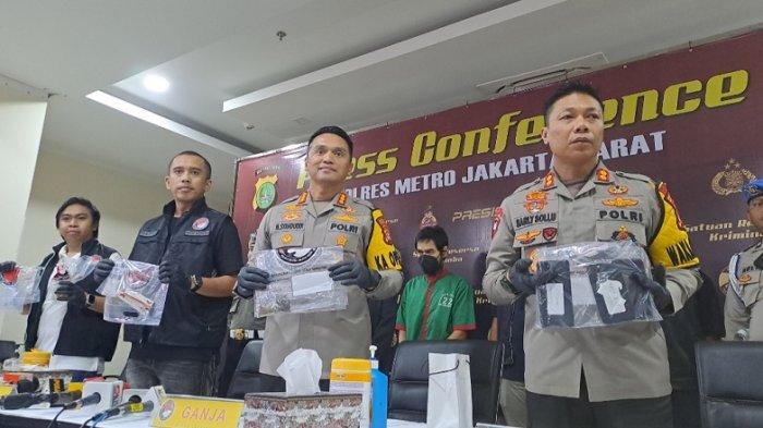 Kapolres Metro Jakarta Barat Kombes Pol M Syahduddi dalam konferensi pers kasus narkoba yang melibatkan aktor Epy Kusnandar dan Yogi Gamblez di Mapolres Jakbar Jumat (17/5/2024). Tersangka Yogi Gamblez dihadirkan.
