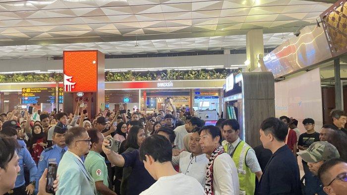 Para pendukung Timnas Indonesia, berswafoto dengan mantan Pelatih Timnas Indonesia, Shin Tae-yong, di Bandara Soekarno-Hatta, Tangerang, Banten, Minggu (26/1/2025).