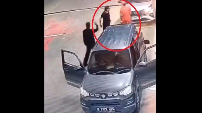 Viral di media sosial seorang pengendara mobil Suzuki S-Presso nekat menodongkan sebuah pistol ke petugas Stasiun Pengisian Bahan Bakar Umum (SPBU) di Tol Jagorawi.