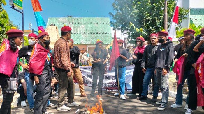 DEMO - Aktivis Bakar Ban Bekas di Kantor Kejari Sikka. Aktivis Perhimpunan Mahasiswa Katolik Republik Indonesia (PMKRI) Maumere kembali melakukan aksi demontrasi terkait dugaan penyelewengan dana TPG tahap satu triwulan pertama tahun 2023 Dinas PKO Kabupaten Sikka, Jumat, 4 Agustus 2023.