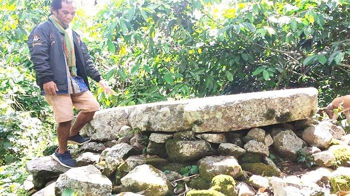BUKIT SAKRAL TUWIT -Bukit Sakral Tuwit di Runus, Desa Langgasai, Kecamatan Elar Selatan, Kabupaten Manggarai Timur, NTT, Sabtu, (7/5/2022).