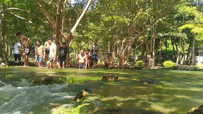 MANDI - Bupati Ngada Andreas Paru ceria bersama pengunjung di Air Panas Mengeruda. Ia tampak menikmati ketika berkunjung ke sana, Kamis 28 April 2022.
