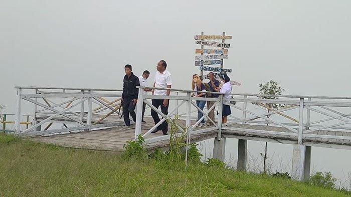 Bupati Ngada, Andreas Paru saat berada di Bukit Wolobobo, Ngada, Rabu 27 April 2022.