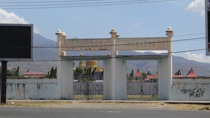 Potret depan Gelanggang Olahraga (Gelora) Samador Maumere, Kabupaten Sikka. Terdapat aksi vandalisme berupa coretan piloks di pintu masuk, Selasa 4 Oktober 2022.