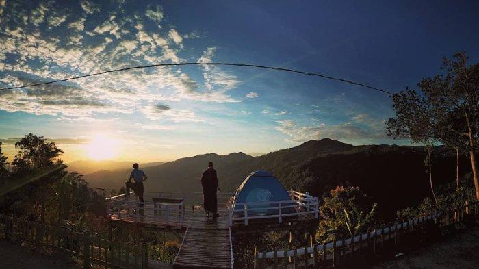 SUNRISE- Pemandangan golden sunrise di puncak Bukit Porong, Desa Coal, Kecamatan Kuwus, Kabupaten Manggarai Barat.