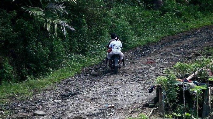 JALAN RUSAK - Kondisi jalan rusak di Woloede dan Loadaolo di bawah kaki Gunung Berapi Ebulobo, Kecamatan Mauponggo, Kabupaten Nagekeo, Flores, NTT, Kamis 20 Juni 2024.