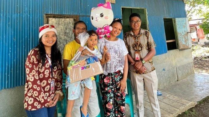 Bakti sosial dalam rangka Natal untuk warga sekitar kantor JNE Labuan Bajo, Kabupaten Manggarai Barat NTT.