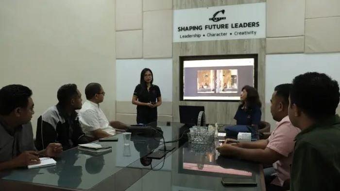 Para Guru SMAK Monte Carmelo saat Study Tiru di Jawa.