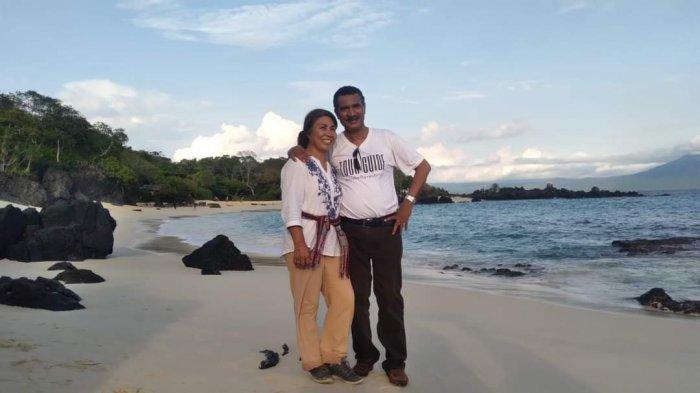 Kepala Dinas Pariwisata dan Kebudayaan Flores Timur, Petrus Pemang Liku bersama istrinya pose di objek wisata Pantai Neren Watotena, Pulau Adonara.