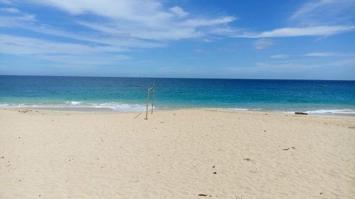 PANTAI- Pasir putih dan hamparan laut di Pantai Mingar, Lembata, NTT.