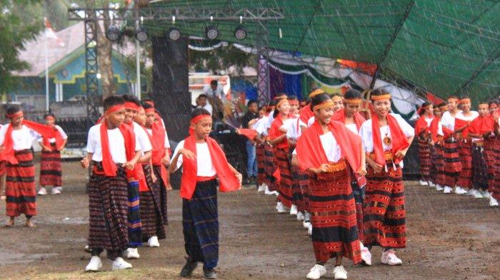 PENARI KOLOSAL ROKATENDA - Pembukaan Festival Jelajah Maumere pada Kamis, 14 September 2023 diwarnai guyuran hujan. Sebanyak 200 penari Rokatenda tetap menari meski hujan semakin deras.