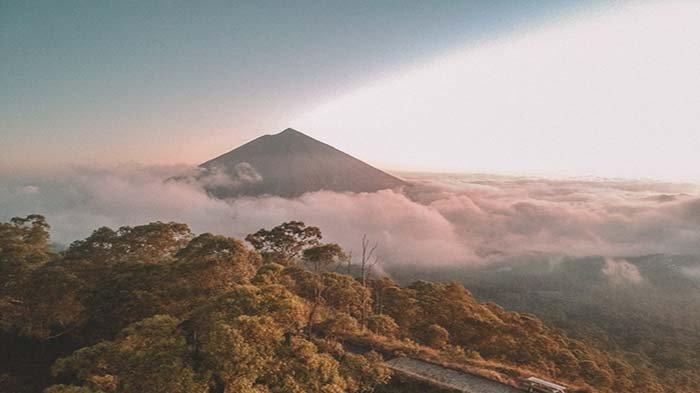 WISATA FLORES - Pesona Negeri diatas awan Wolobobo. Foto gunung Inerie dari puncak Wolobobo di Kabupaten Ngada Provinsi NTT beberapa waktu lalu.