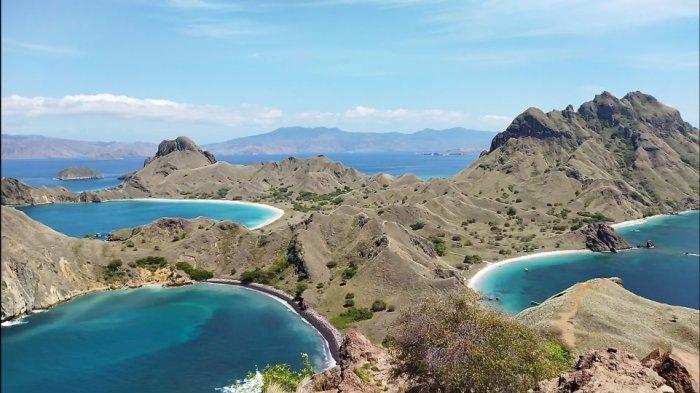 Puncak Pulau Padar di kawasan Taman Nasional Komodo (TNK)