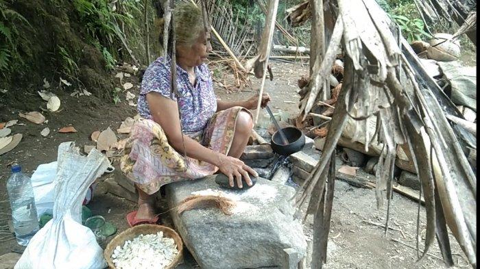 JAGUNG TITI- Regina, warga Desa Dawataa, Kecamatan Adonara Timur, Pulau Adonara sedang membuat jagung titi, Minggu 24 Juli 2022
