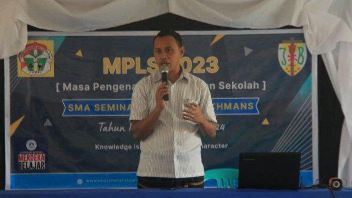Romo Tinyo Sera, Kepala Sekolah SMA Seminari Todabelu sedang menyampaikan sambutannya saat apel pembukaan MPLS.