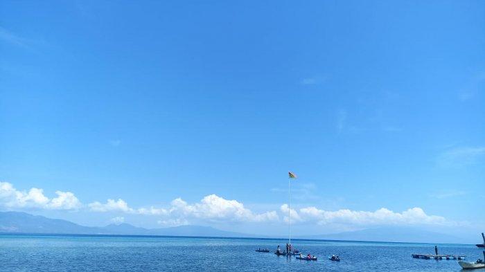 GLADI UPACARA - Suasana gladi upacara bendera di Desa Wisata Kojadoi Sikka, Selasa 16 Agustus 2022. Memeriahkan HUT ke-77 RI, mereka adakan upacara di Tengah Laut.
