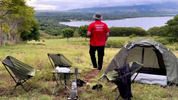WISATA- Panorama alam padang savana Mai Sui dengan hamparan laut Tanjung Bendera, di Manggrai Timur, Pulau Flores, Nusa Tenggara Timur.