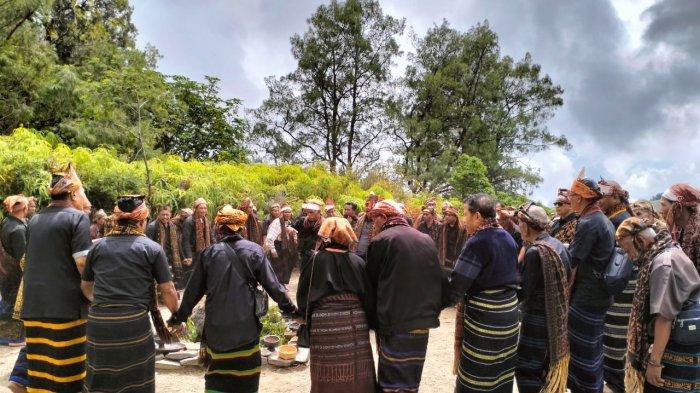Para tua adat dari sejumlah suku penyangga Danau Kelimutu menari Gawi dalam puncak acara ritual adat Patika Dua (memberi makan arwah leluhur) penghuni Danau Kelimutu di Kabupaten Ende, Pulau Flores, pada 14 Agustus 2023.