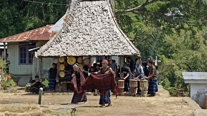 TARIAN ADAT- Mosalaki Pu'u dan istrinya saat menari Wanda Pa'u di pelataran Seka Ria, Des Pemo dalam pesta adat Tedo Tembu Wesa Wela hari kedua, Rabu 25 Oktober 2023.