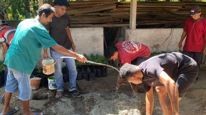 Pembuatan kerangka depan kandang oleh Tim PKM Unipa.