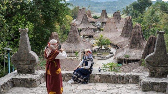 TEMPAT WISATA- Rumah adat di Kampung Prai Ijing, Desa Tebara, Kecamatan Kota Waikabubak, Kabupaten Sumba Barat, Nusa Tenggara Timur (NTT).