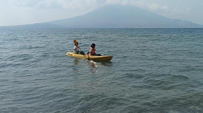 DAYUNG- Aktivitas wisatawan saat dayung kayak di pesisir Pantai Hadakewa.