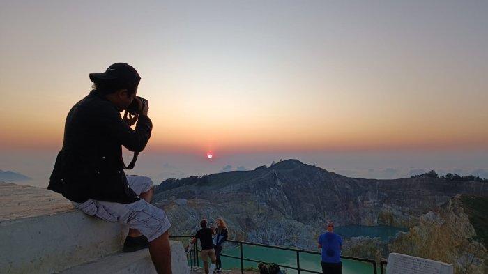 PUNCAK DANAU KELIMUTU- Godofan, wisatawan domestik saat sedang memotret matahari yang terbit di puncak Danau Kelimutu, Ende, Pulau Flores, Nusa Tenggara Timur, (24/10/2023).