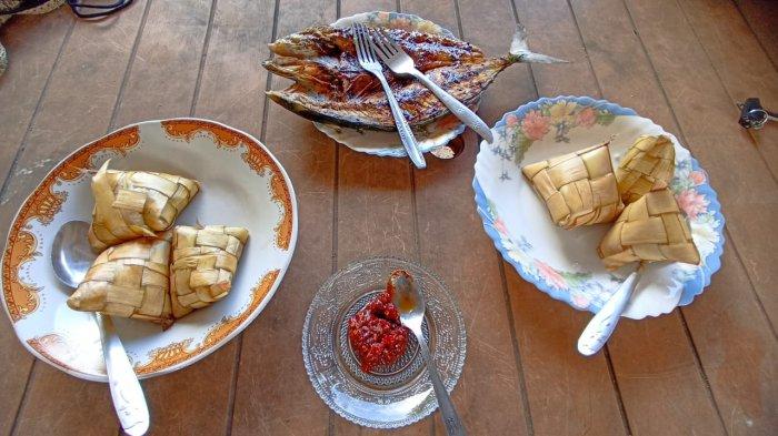 KULINER- Ikan bakar dan ketupat di Pantai Mingar, Lembata, NTT.