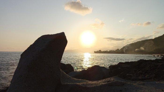 Keindahan lain saat matahari terbenam di Pantai Utung Ni'i