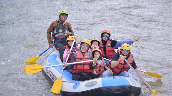 Wisatawan sedang menikmati serunya wisata arung jeram Lukup Badak Aceh Tengah.