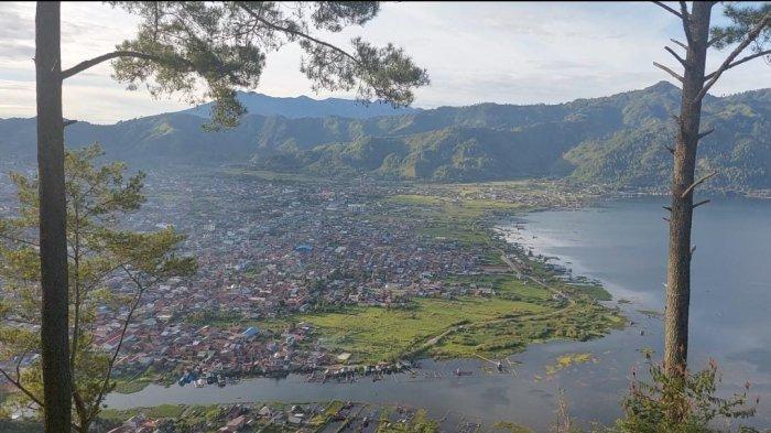 Pemandangan kota Takengon dan Danau Lut Tawar dari Puncak Bur Telege.