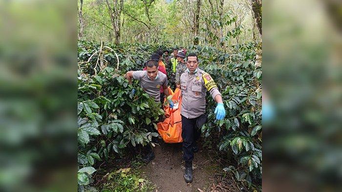 EVAKUASI KORBAN PEMBUNUHAN- Pihak kepolisian mengevakuasi mayat wanita yang ditemukan di kebun kopi, Bener Meriah, Kamis (30/1/2025). Korban diketahui merupakan warga Aceh Tengah yang berprofesi sebagai petani.