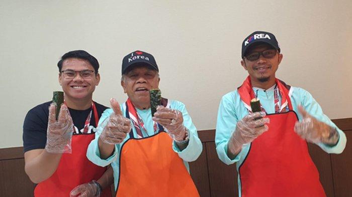 Haji Rasyid Bancin alias HRB bersama pramuka kwarda Aceh dan lainnya saat dibawa tour pada Jambore Dunia di Korea Selatan mengikuti pembuatan sayur kimci Korea, Minggu (6/8/2023).