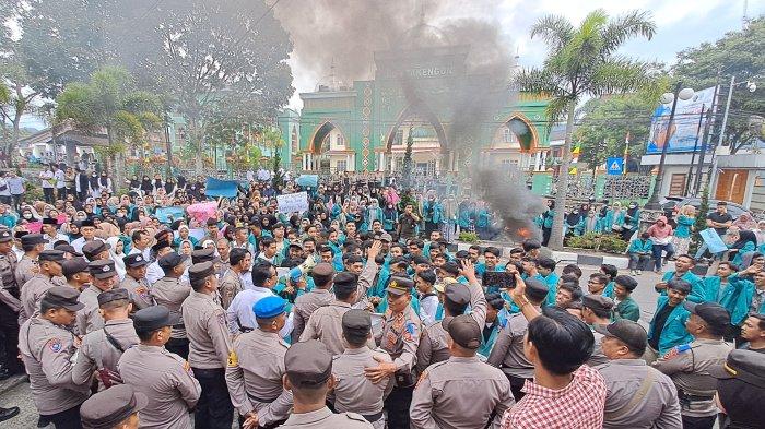 Ratusan mahasiswa dari Institut Agama Islam Negeri (IAIN) Takengon menggelar demonstrasi besar-besaran di depan Kantor Dewan Perwakilan Rakyat Kabupaten (DPRK) Aceh Tengah, Senin (4/9/2023).