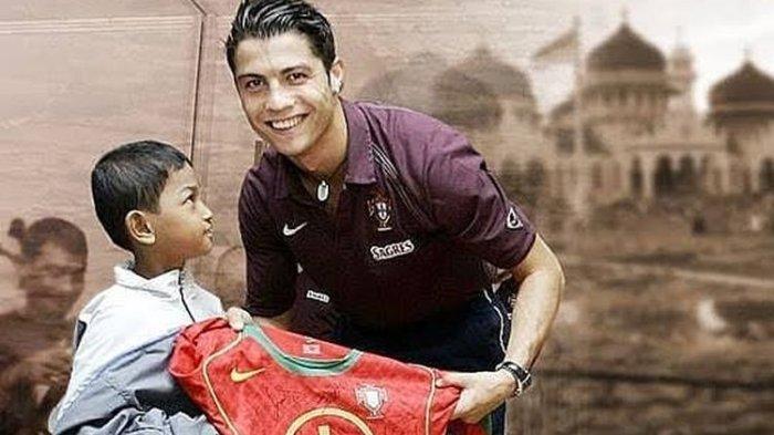 Martunis, anak angkat Cristiano Ronaldo saat bertemu pascatsunami aceh 26 Desember 2004(@Martunis_Ronaldo)