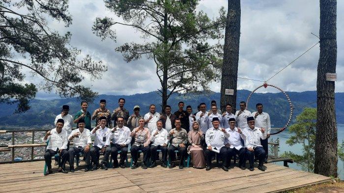 Foto bersama peserta peresmian kegiatan Dewi Cantik dan Solehah di objek wisata Bur Telege, Takengon (11/10/2023)