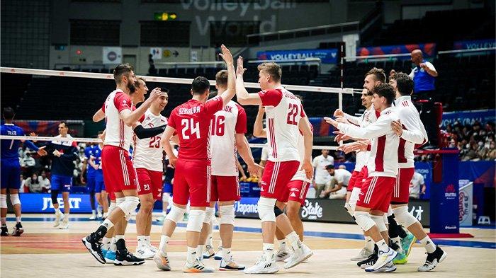 Tim nasional Polandia berhasil keluar sebagai juara Volley Nations League (VNL) setelah mengalahkan tim kuat Amerika Serikat dalam partai final yang seru di Gdansk, Senin (24/7/2023).