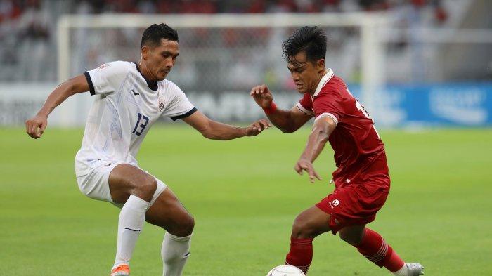 Pesepak bola Timnas Indonesia Pratama Arhan berebut bola dengan pesepak bola Timnas Kamboja pada laga Piala AFF 2022 di Stadion Gelora Bung Karno, Jakarta, Jumat (23/12/2022).