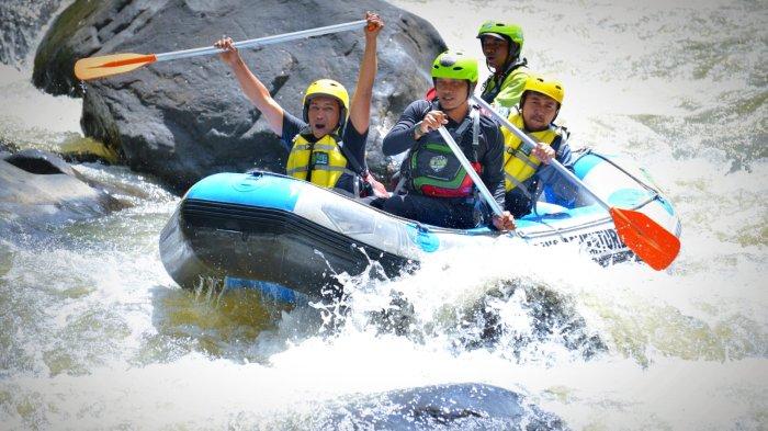 Wisatawan saat menikmati arung jeram Gantung Langit yang baru dibuka oleh Operator Arung Jeram Lukup Badak, Aceh Tengah