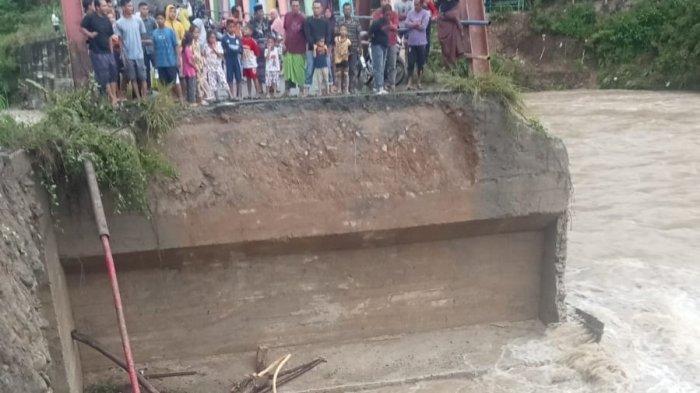 Hujan deras mengguyur Kabupaten Aceh Tenggara menyebabkan jembatan Mbarung, Kecamatan Babussalam putus digerus banjr dan ganasnya sungai Alas, Selasa, (14/11/2023) dini hari.