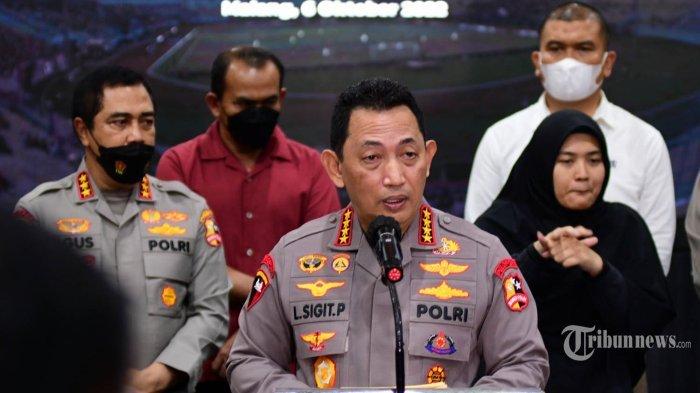 Kapolri Jenderal Polisi Drs Listyo Sigit Prabowo didampingi Komjen Agus Andrianto (kiri)memberikan keterangan kepada awak media terkait Tragedi Kanjuruhan di Mapolresta Malang Kota, Kamis (6/10/2022).