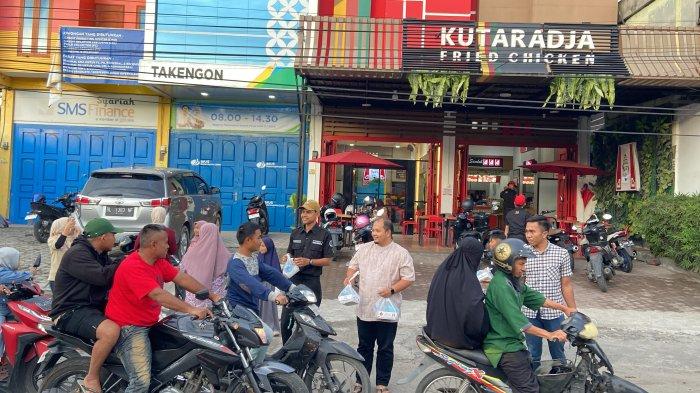 PAKET BUKA PUASA - Komunitas Hamba Allah Takengon bagi-bagi paket makanan berbuka puasa di Jalan Lebe Kader, Aceh Tengah, Minggu (9/3/2025).