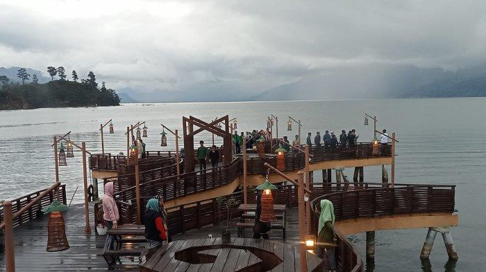 tampak pengunjung Pante Menye, mahasiswa Universitas Malikussaleh